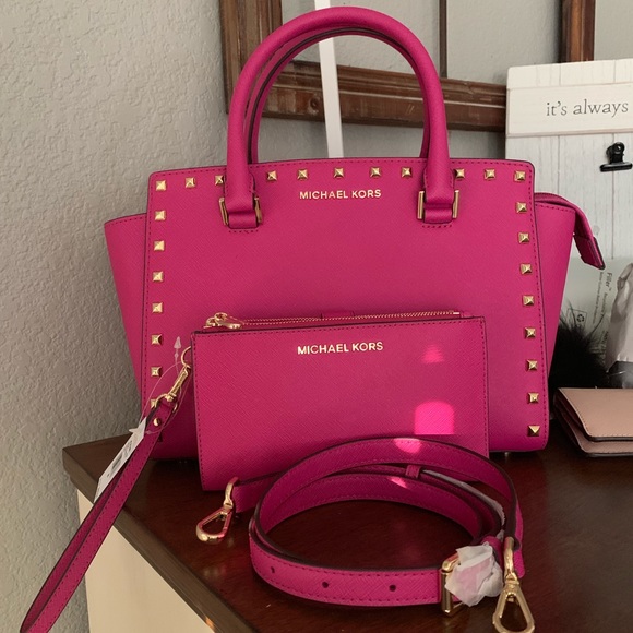 Michael Kors Handbags - Last one 🌷 Selma Medium & double zipper wallet